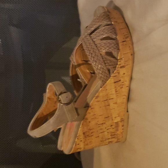 Grey and tan platform heels - Picture 2 of 4